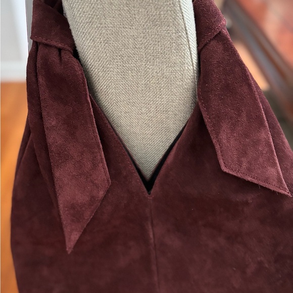 Anna Paola Chic Burgundy Suede Tote Bag - Picture 2 of 8